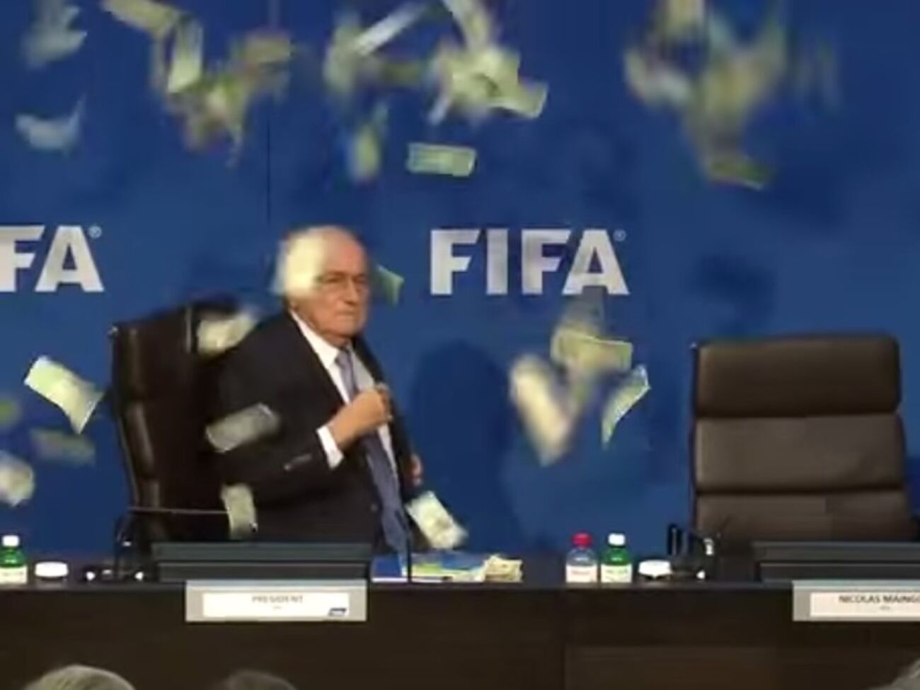 Йозефа Блаттера забросали фальшивыми долларами