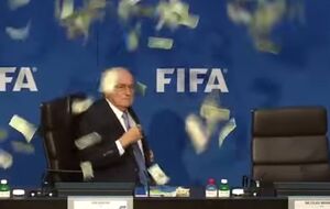 Йозефа Блаттера забросали фальшивыми долларами