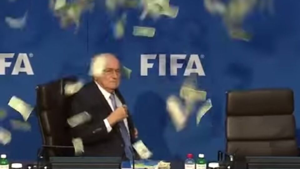 Йозефа Блаттера забросали фальшивыми долларами