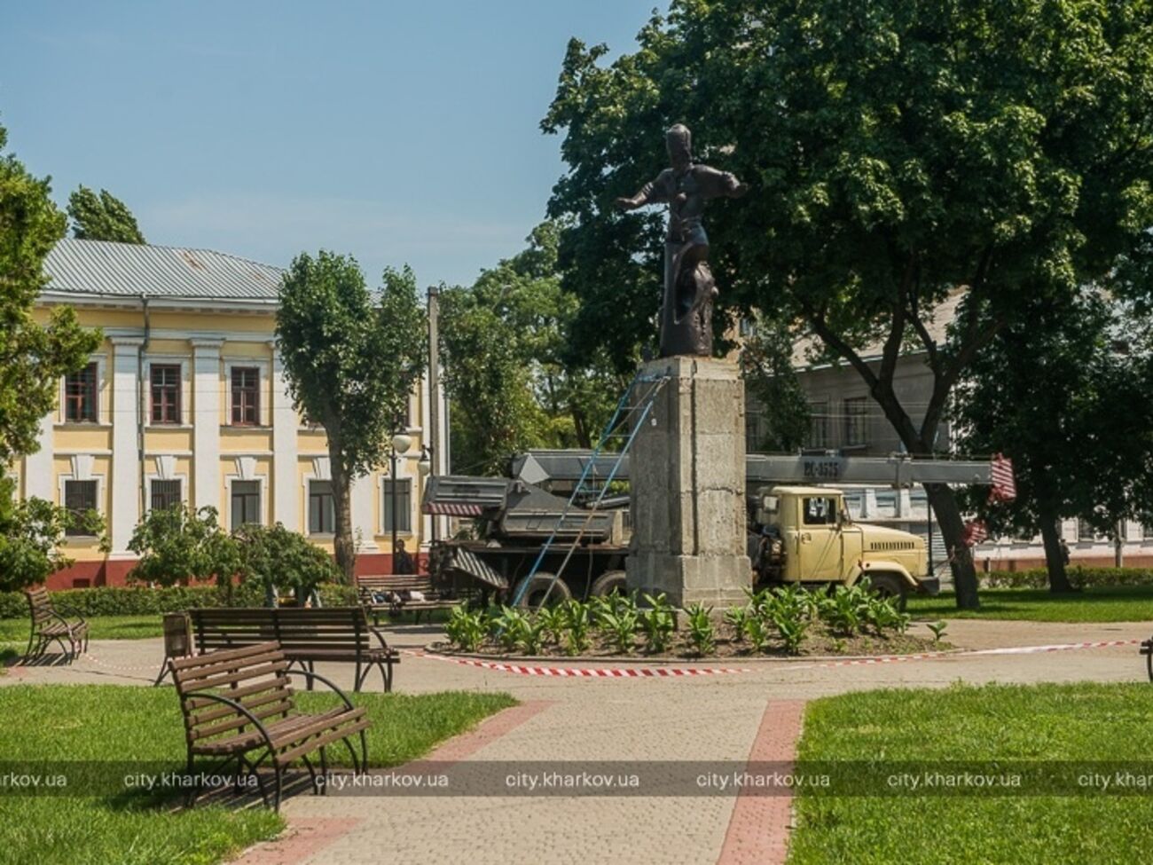 В Харькове установили памятник Сагайдачному, вывезенный из Севастополя