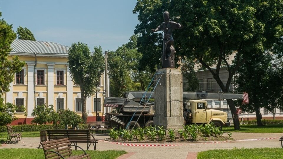 В Харькове установили памятник Сагайдачному, вывезенный из Севастополя
