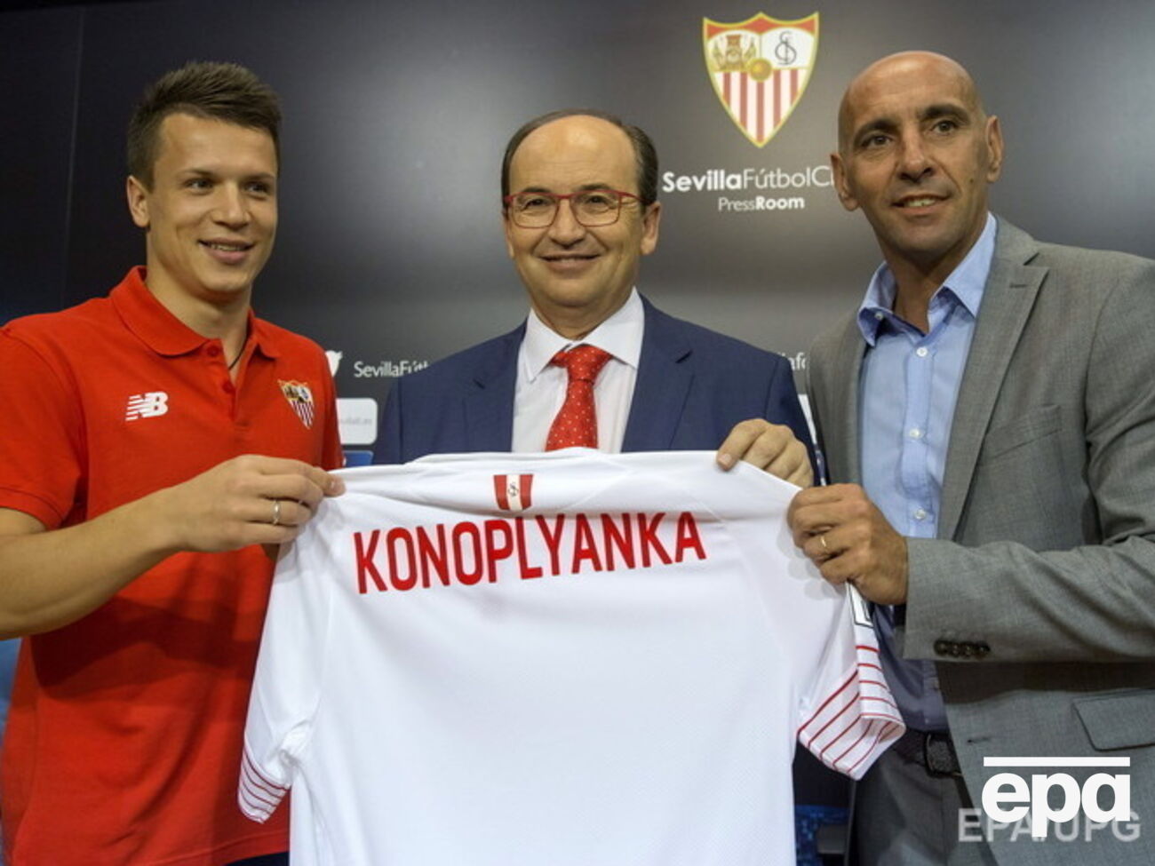 Сегодня Коноплянку официально представили в качестве игрока "Севильи"