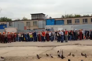 По словам участников акции, задержка выплаты зарплаты возникает уже на протяжении двух лет