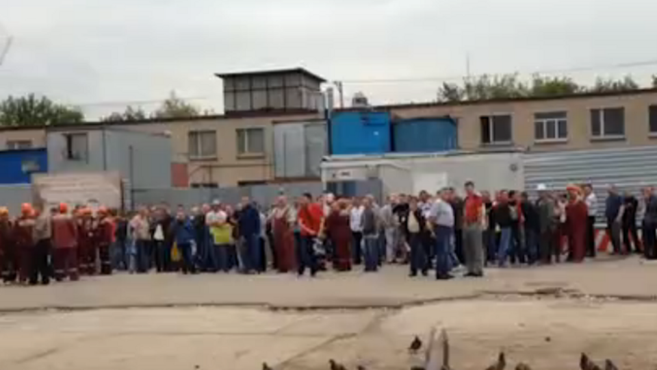 По словам участников акции, задержка выплаты зарплаты возникает уже на протяжении двух лет