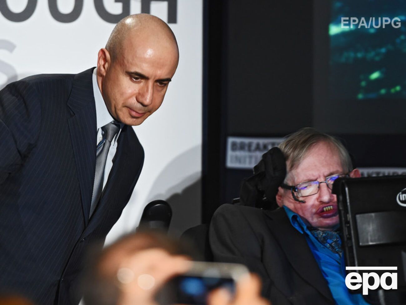 Юрий Мильнер и Стивен Хокинг на пресс-конференции в Лондоне