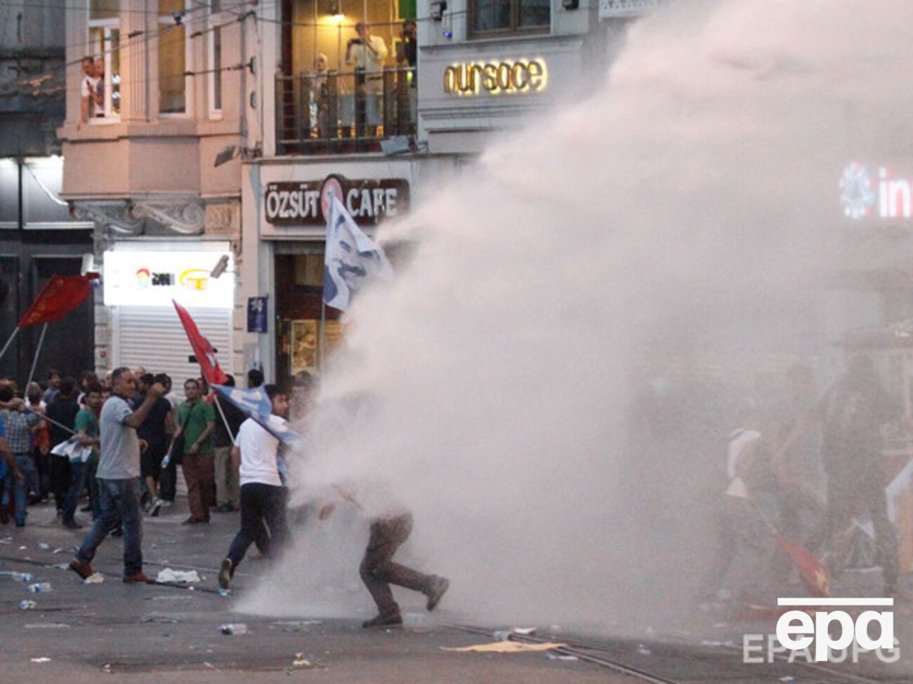 В Стамбуле полиция применила слезоточивый газ для разгона антиправительственной акции, переросшей в беспорядки. Фоторепортаж