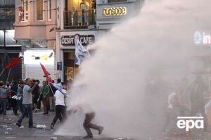 В Стамбуле полиция применила слезоточивый газ для разгона антиправительственной акции, переросшей в беспорядки. Фоторепортаж