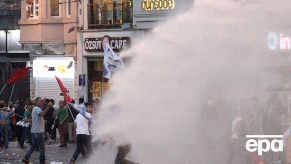 В Стамбуле полиция применила слезоточивый газ для разгона антиправительственной акции, переросшей в беспорядки. Фоторепортаж