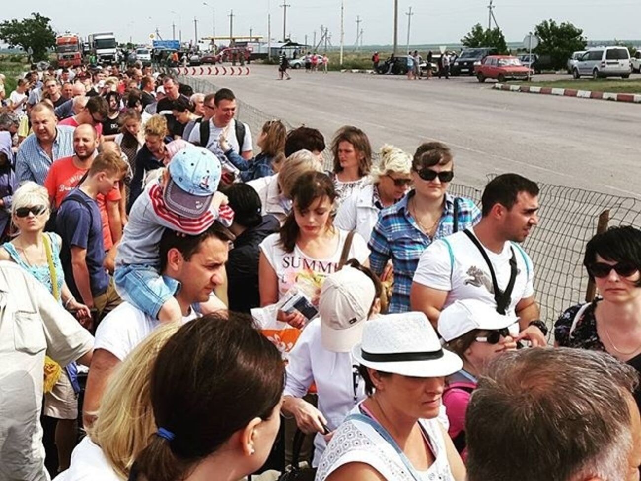 На въезде в Крым&nbsp;пятикилометровая очередь украинских фур, легковых машин и людей