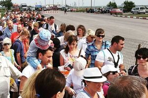 На въезде в Крым пятикилометровая очередь украинских фур, легковых машин и людей