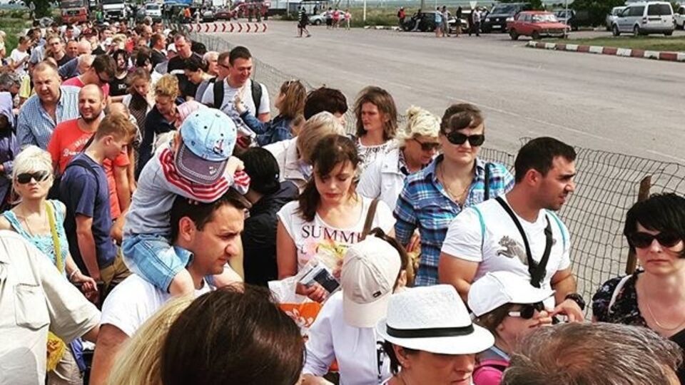 На въезде в Крым пятикилометровая очередь украинских фур, легковых машин и людей