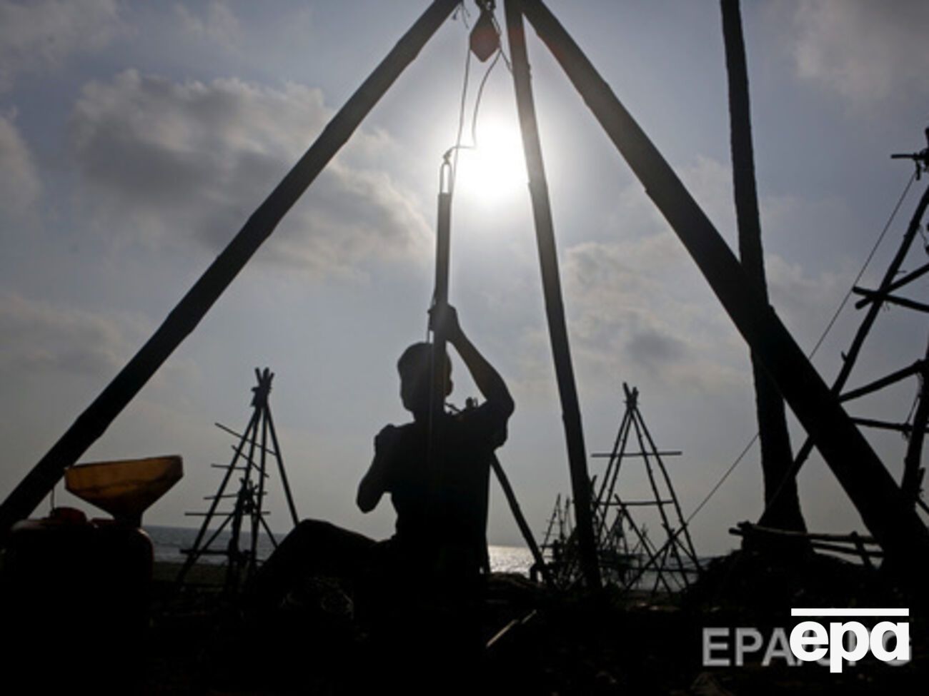 Нефть продолжает дешеветь