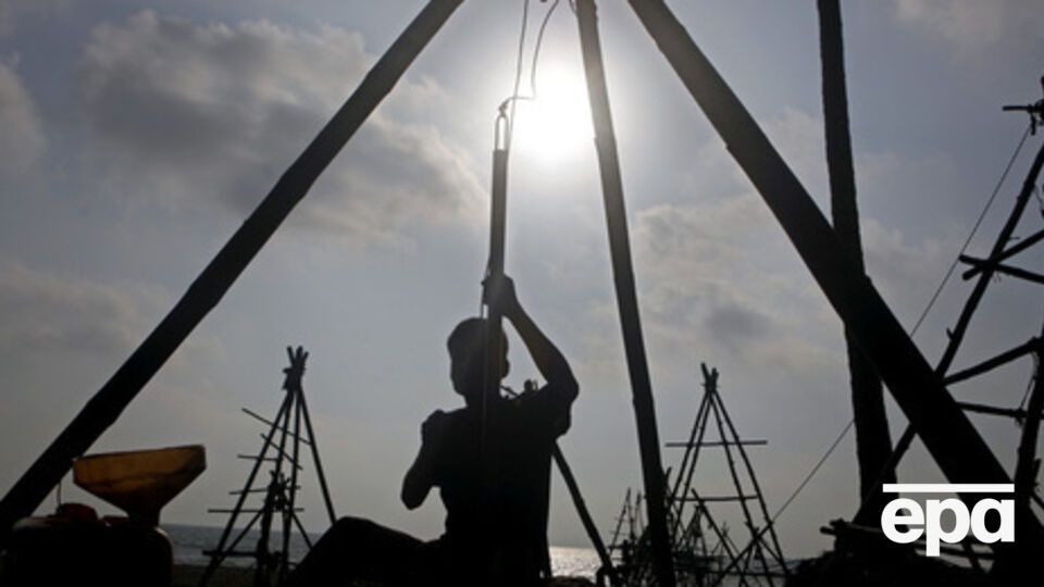 Нефть продолжает дешеветь