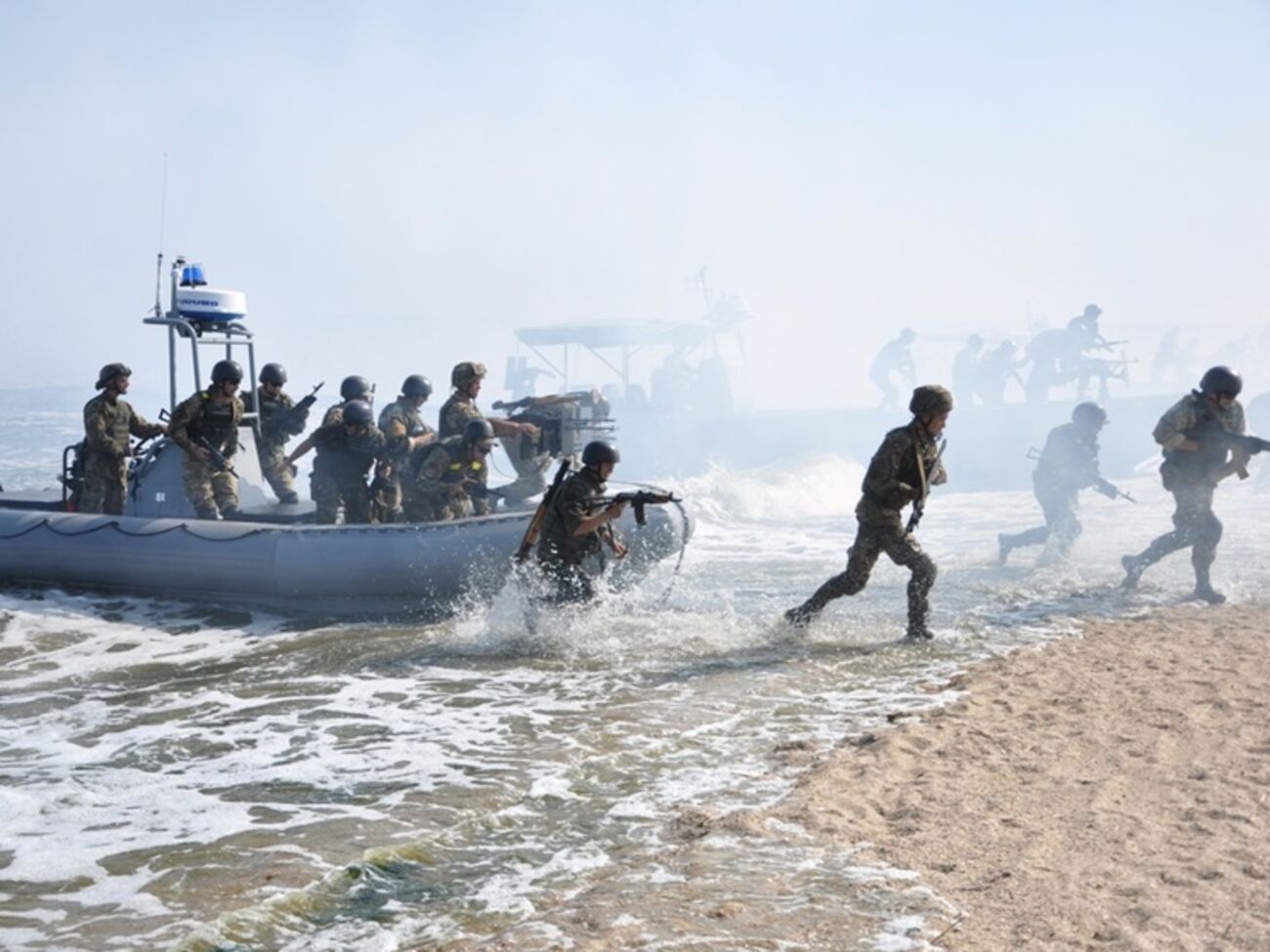Морские пехотинцы отрабатывают захват прибрежной территории условного противника
