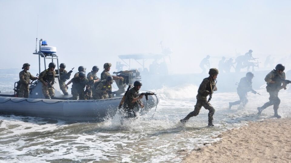 Морские пехотинцы отрабатывают захват прибрежной территории условного противника