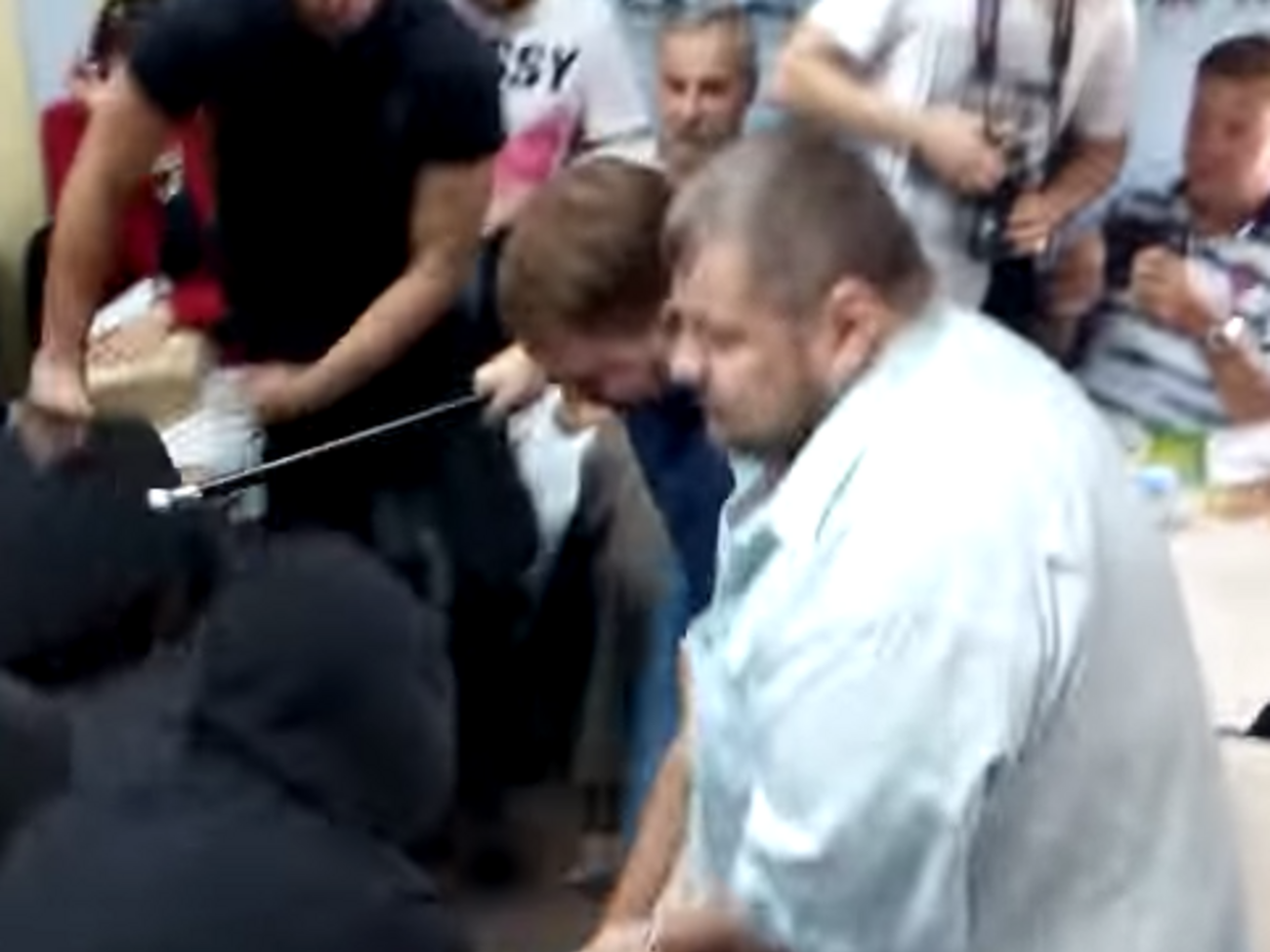 Нардепы Мосийчук и Лозовой вместе с представителями Радикальной партии избили телеведущего Дурнева. Видео