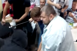 Нардепы Мосийчук и Лозовой вместе с представителями Радикальной партии избили телеведущего Дурнева. Видео