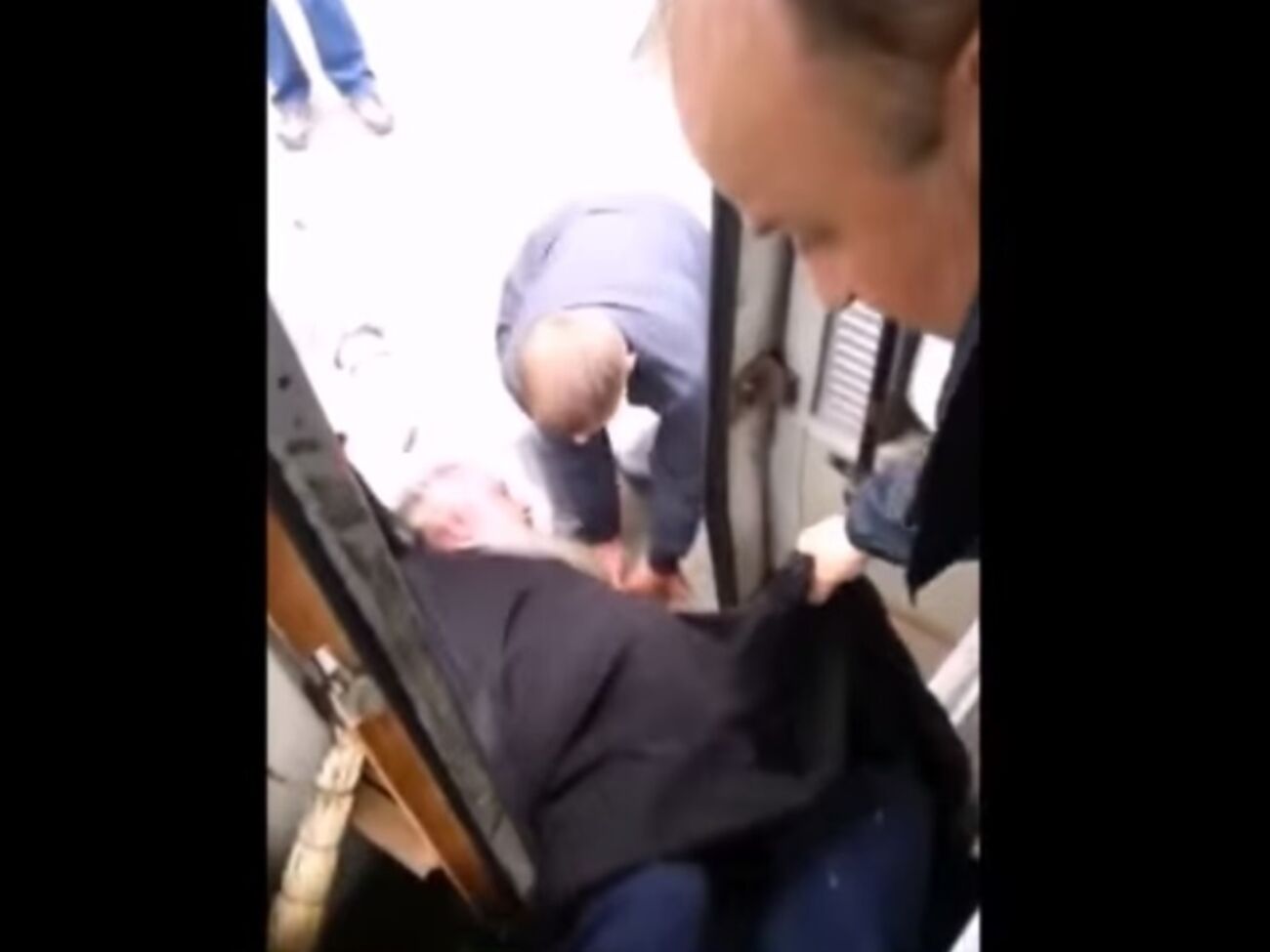 Пассажиры вынесли нападавшего из трамвая