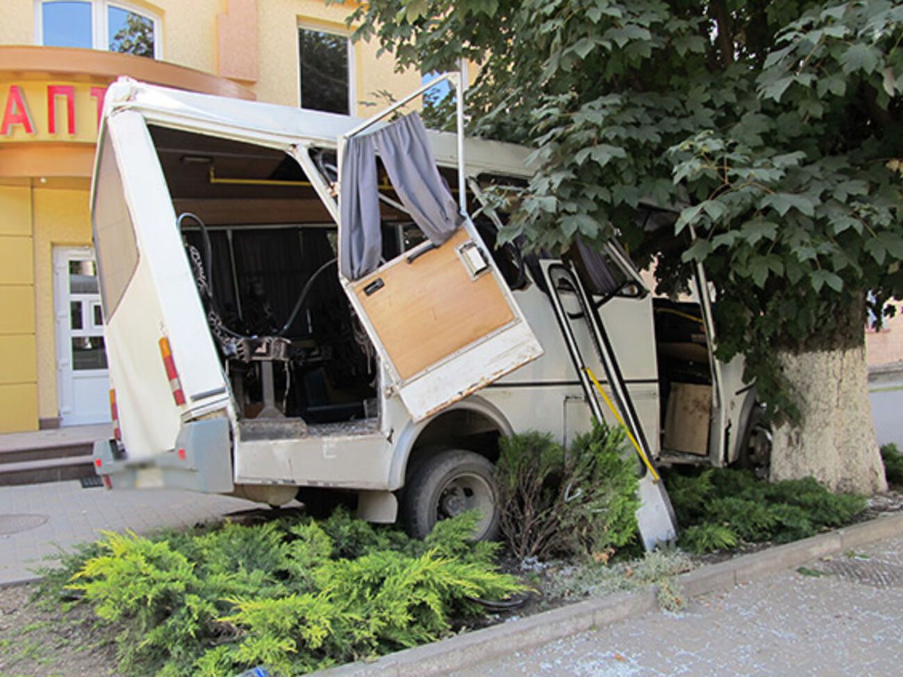 Из показаний пассажиров и очевидцев стало известно, что водителю стало плохо, он потерял сознание, и это привело к аварии
