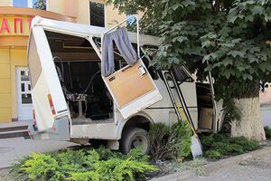 Из показаний пассажиров и очевидцев стало известно, что водителю стало плохо, он потерял сознание, и это привело к аварии