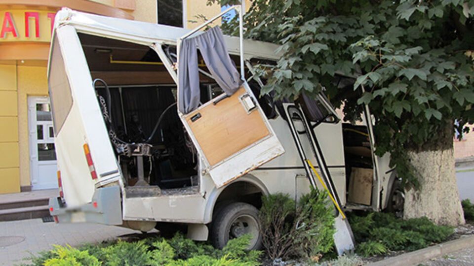 Из показаний пассажиров и очевидцев стало известно, что водителю стало плохо, он потерял сознание, и это привело к аварии