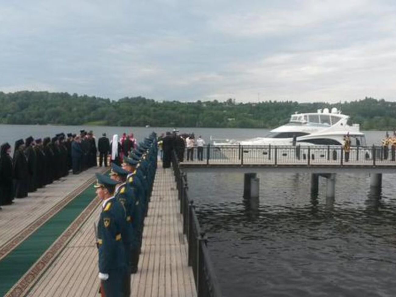 Патриарх Кирилл прибыл к прихожанам на яхте за $4 млн. Фоторепортаж