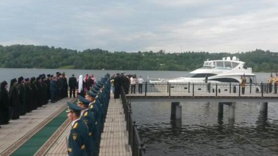 Патриарх Кирилл прибыл к прихожанам на яхте за $4 млн. Фоторепортаж
