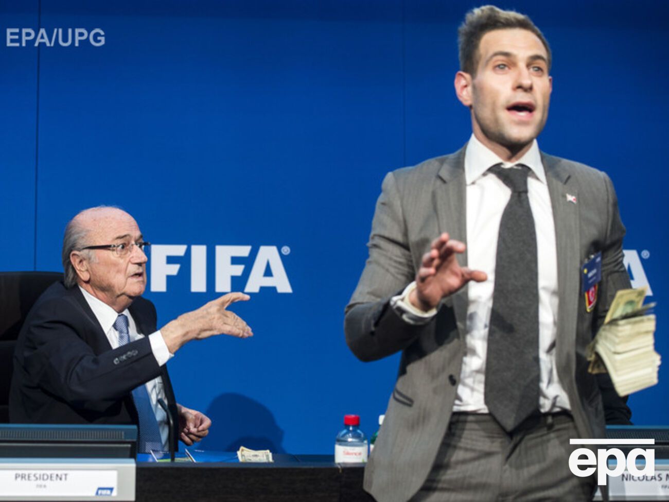 Йозеф Блаттер и Саймон Бродкин во время пресс-конференции в Цюрихе