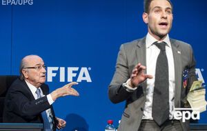 Йозеф Блаттер и Саймон Бродкин во время пресс-конференции в Цюрихе