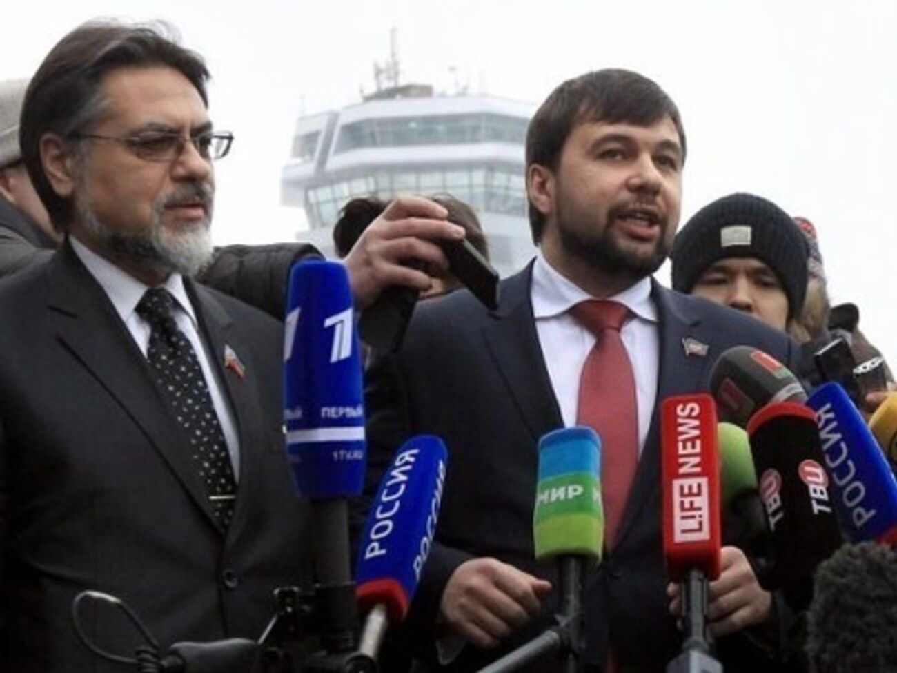 "ДНР" и "ЛНР" требуют закрепить в Конституции Украины их особый правовой статус