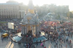 На Майдане Незалежности в Киеве "Правый сектор" провел вече. Фоторепортаж