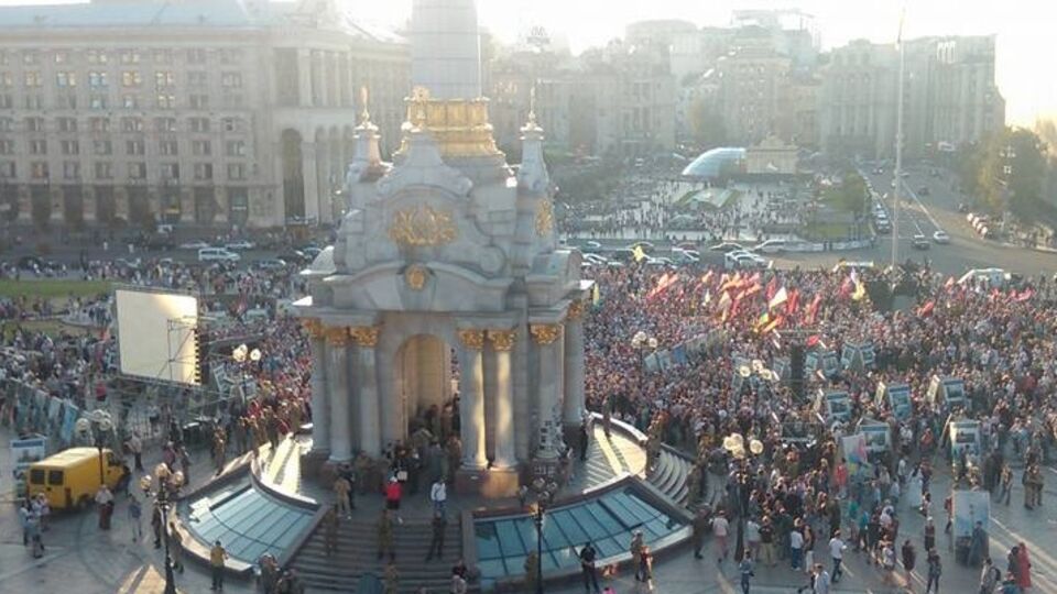 На Майдане Незалежности в Киеве "Правый сектор" провел вече. Фоторепортаж