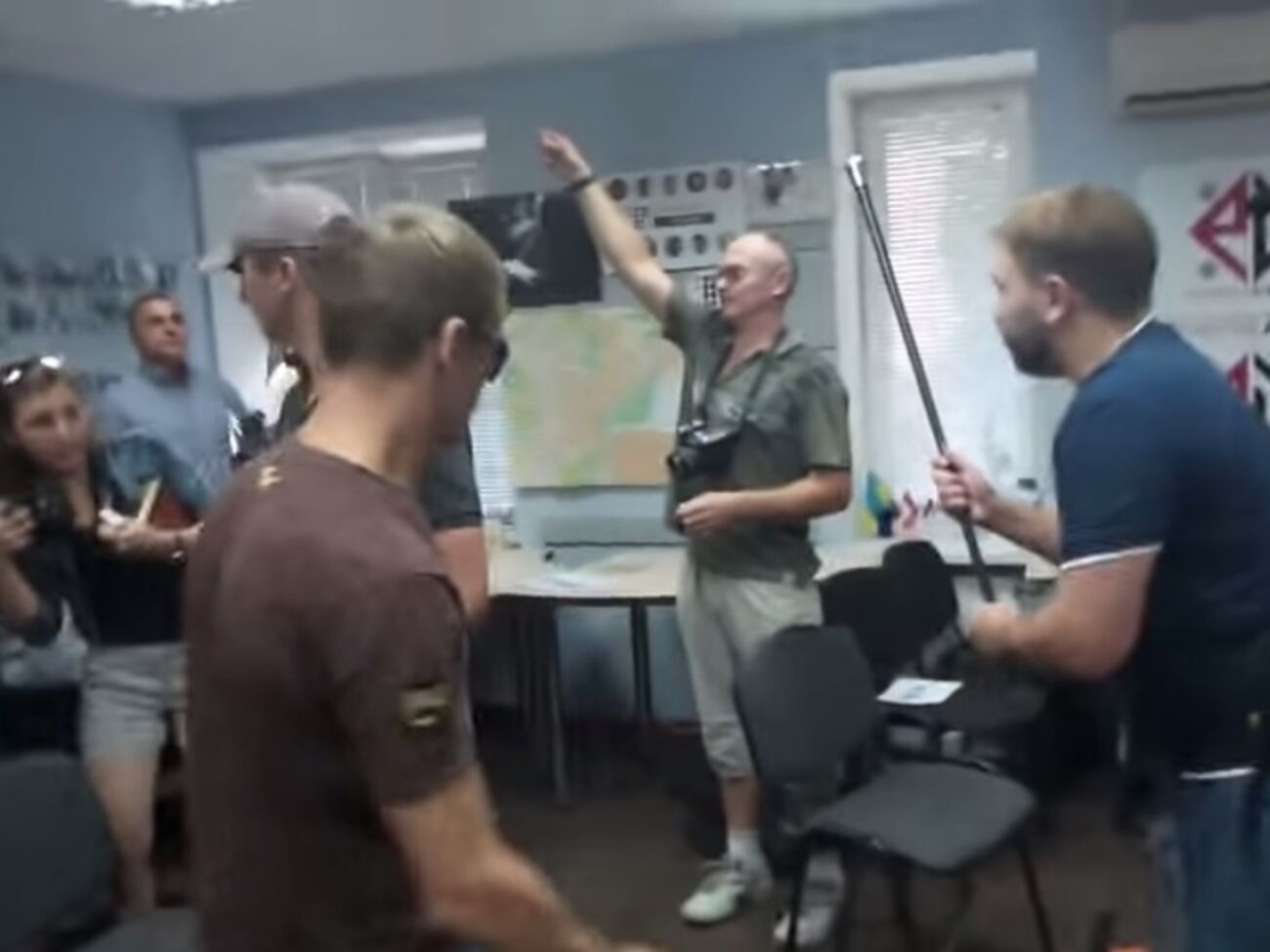 В драке участвовал народный депутат от Радикальной партии Андрей Лозовой (крайний справа)