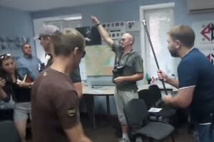 В драке участвовал народный депутат от Радикальной партии Андрей Лозовой (крайний справа)