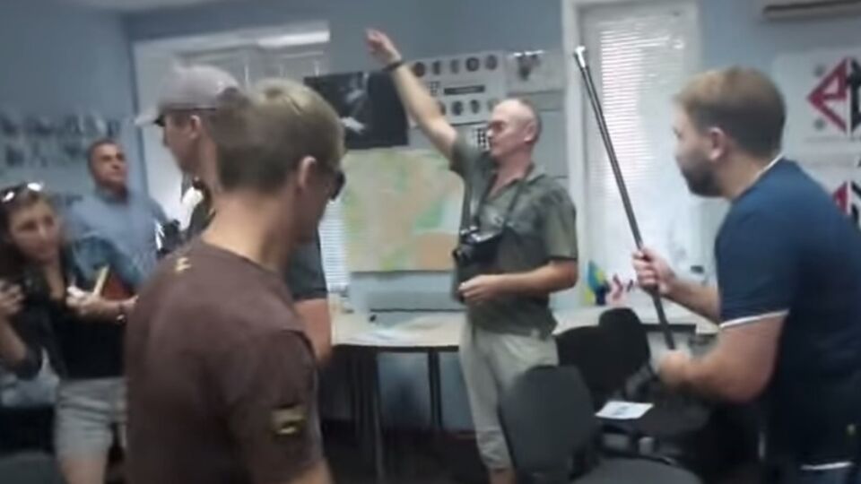 В драке участвовал народный депутат от Радикальной партии Андрей Лозовой (крайний справа)