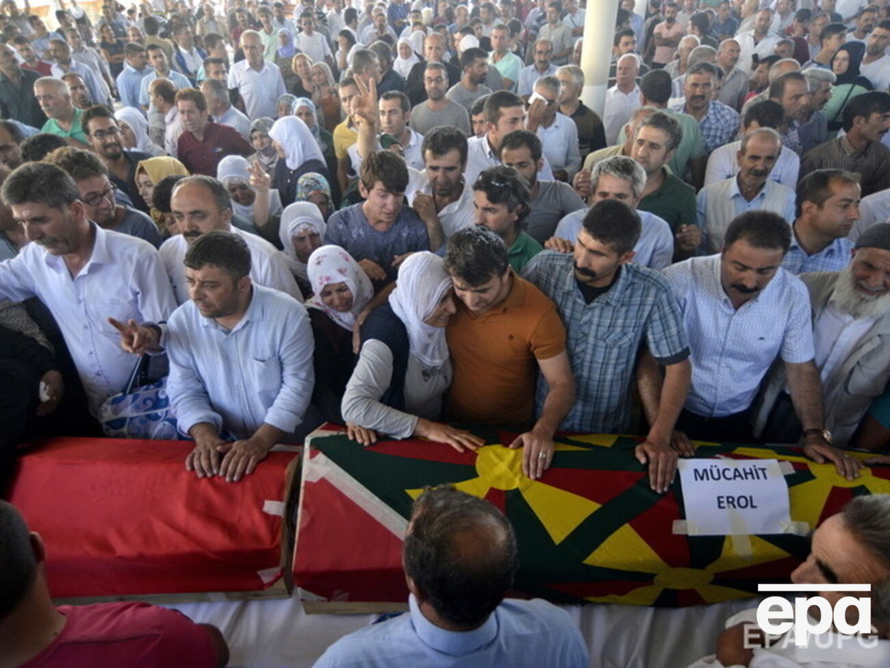 В Турции простились с погибшими в результате теракта в Суруче. Фоторепортаж