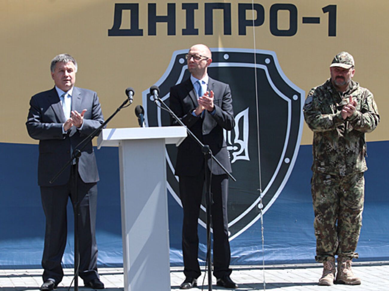 Глава МВД Арсен Аваков, премьер-министр Арсений Яценюк и народный депутат от "Народного фронта", координатор полка "Днепр-1" Юрий Береза