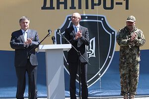 Глава МВД Арсен Аваков, премьер-министр Арсений Яценюк и народный депутат от "Народного фронта", координатор полка "Днепр-1" Юрий Береза