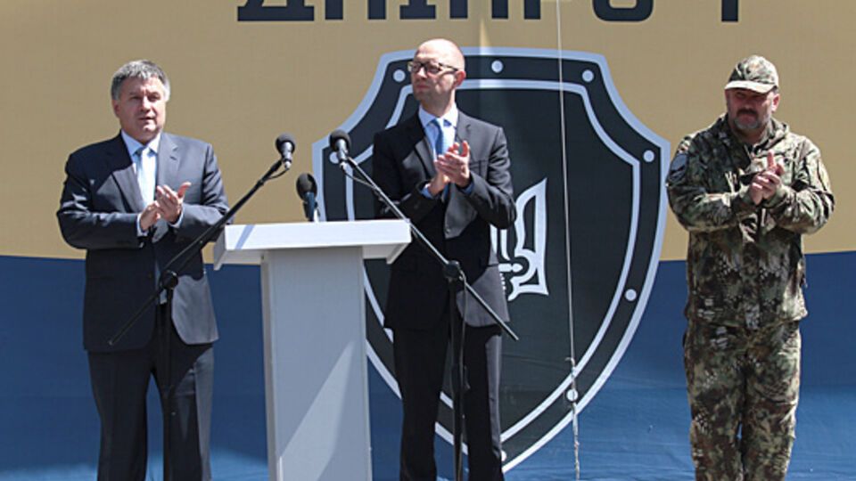 Глава МВД Арсен Аваков, премьер-министр Арсений Яценюк и народный депутат от "Народного фронта", координатор полка "Днепр-1" Юрий Береза