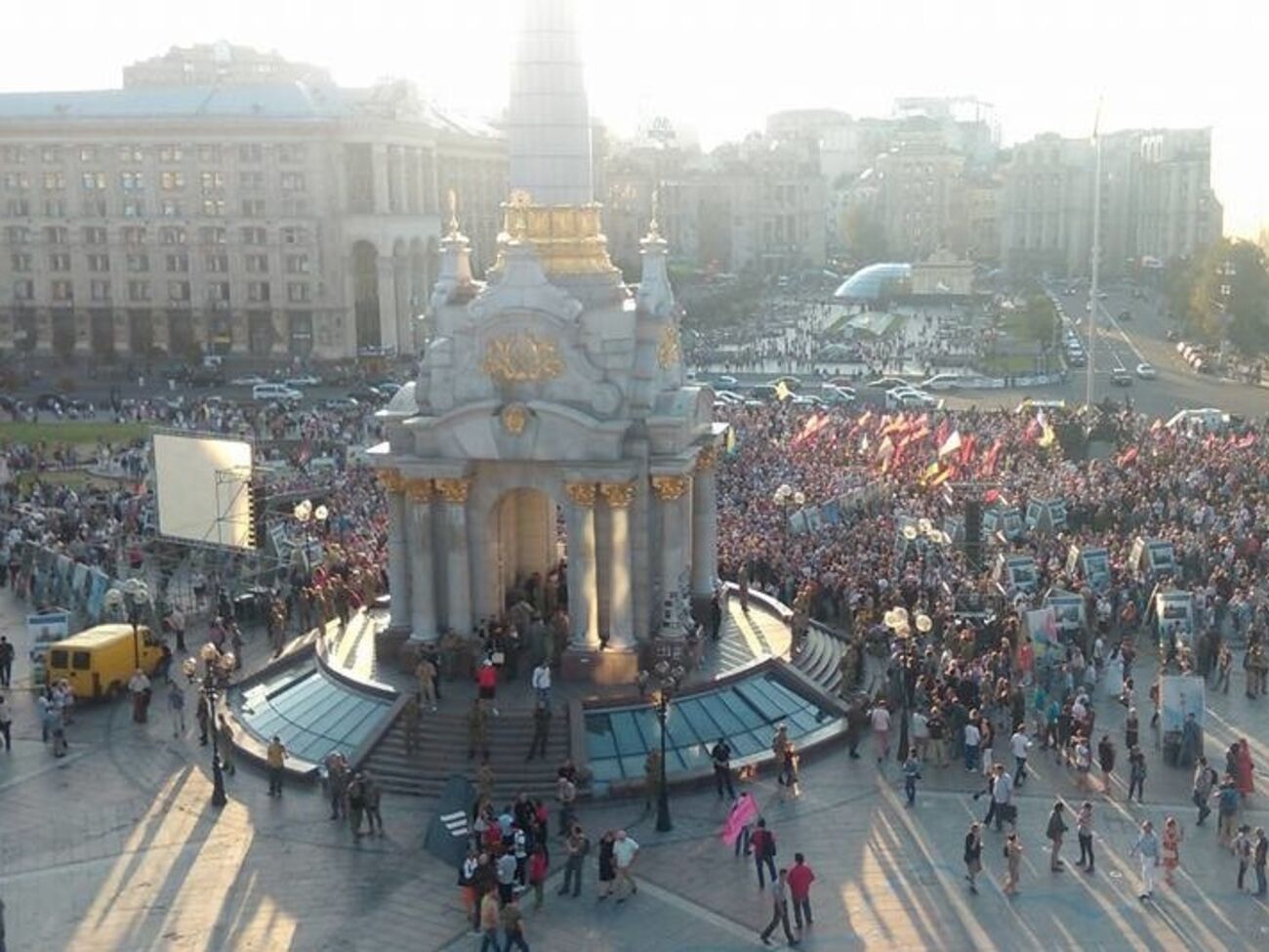 На вече "Правого сектора" на Майдане пришло несколько тысяч человек