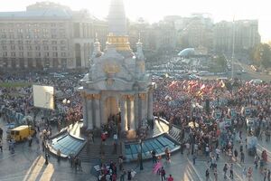 На вече "Правого сектора" на Майдане пришло несколько тысяч человек