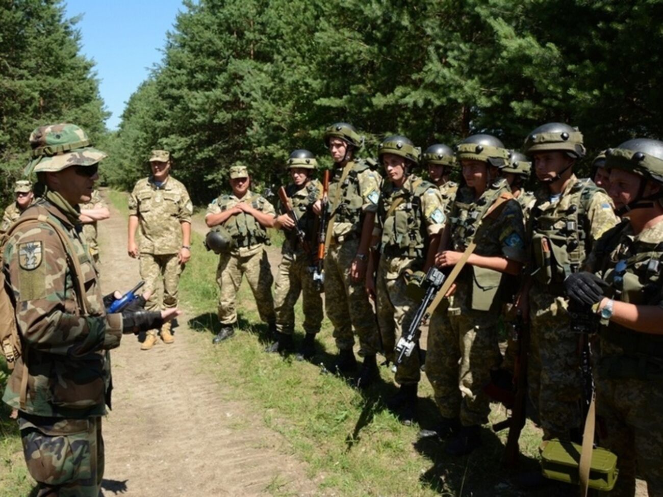 Участники Rapid Trident-2015 учатся задерживать подозрительных "туристов". Фоторепортаж