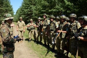 Участники Rapid Trident-2015 учатся задерживать подозрительных "туристов". Фоторепортаж