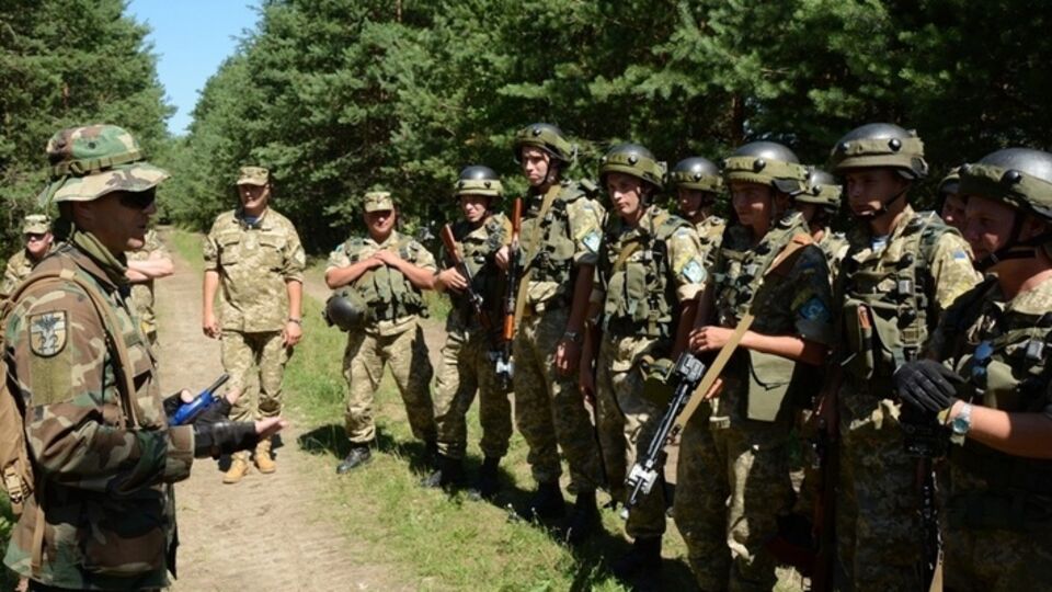 Участники Rapid Trident-2015 учатся задерживать подозрительных "туристов". Фоторепортаж