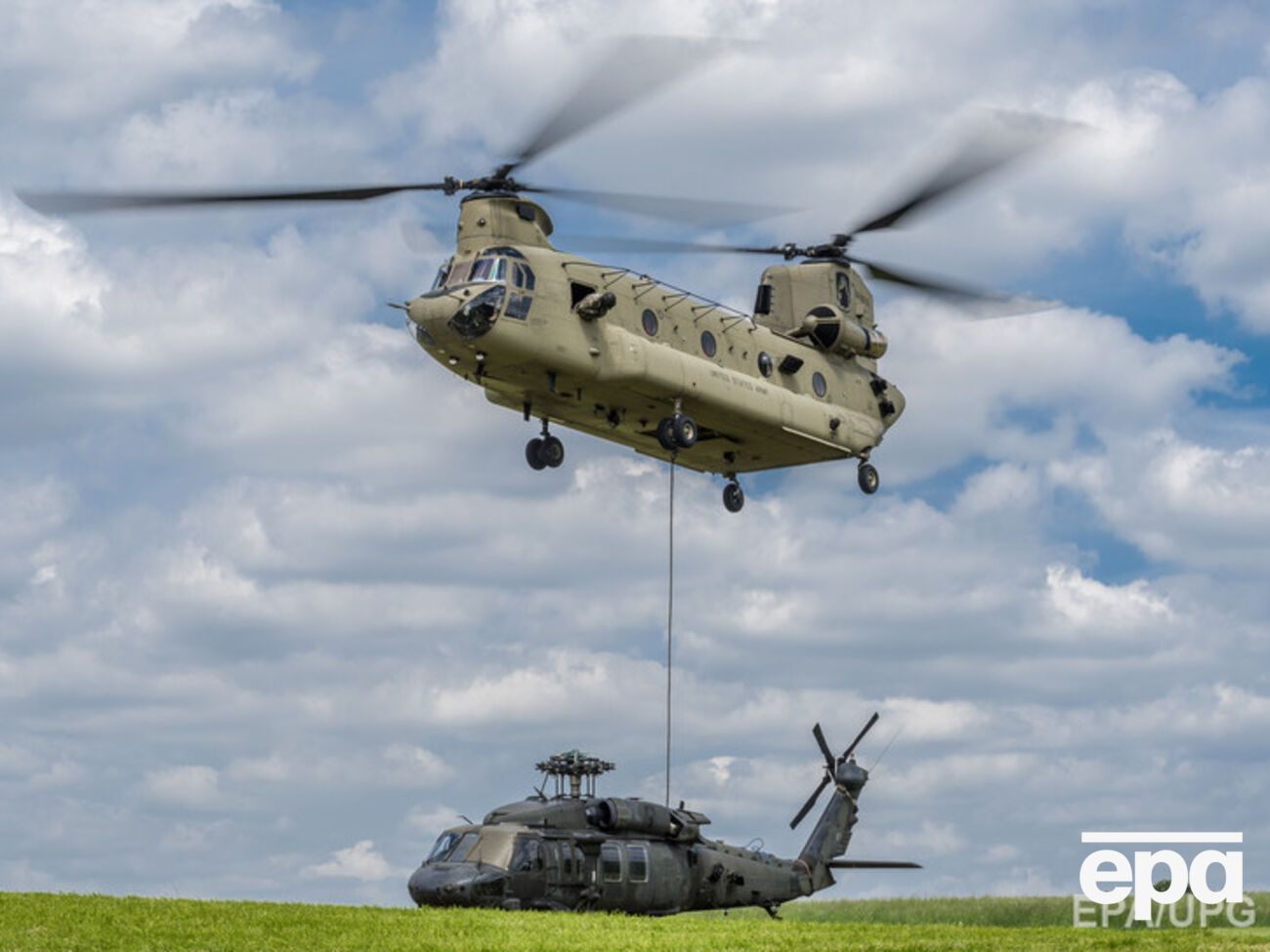 В ходе учений будут отрабатываться парашютные прыжки с вертолета Black Hawk UH60