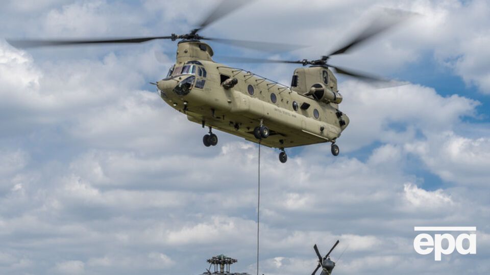 В ходе учений будут отрабатываться парашютные прыжки с вертолета Black Hawk UH60