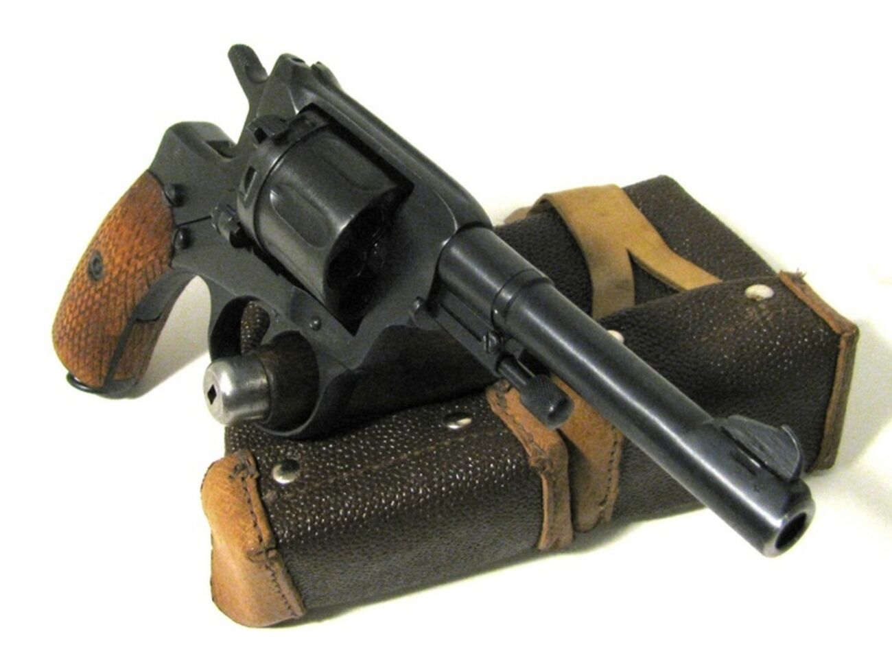 В приемной Генпрокуратуры спрятали наган