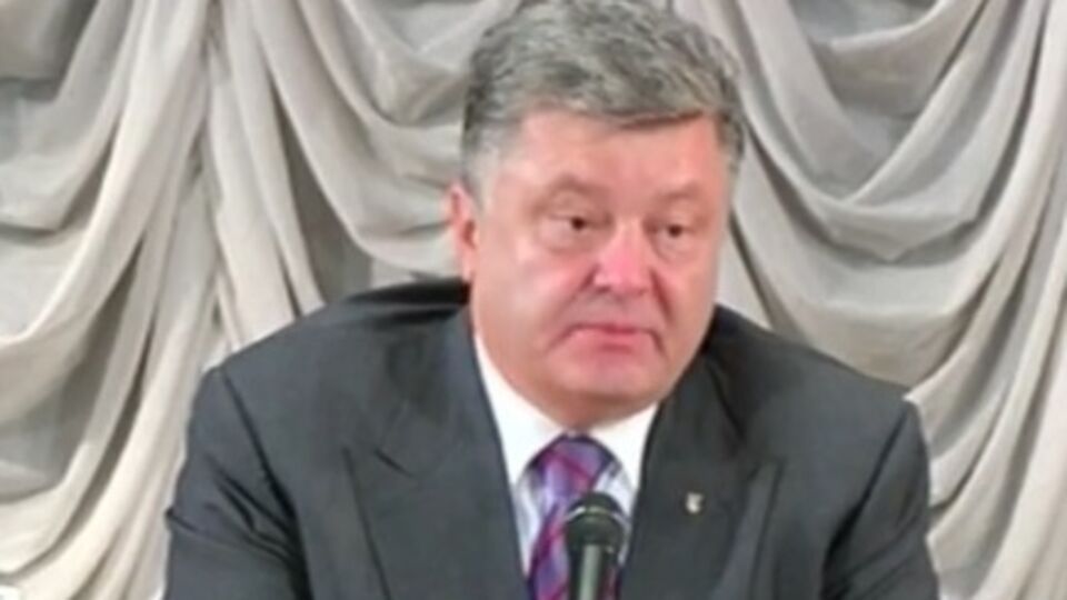 Порошенко: Нужно прекратить поток нелегальных поставок товаров на оккупированные территории