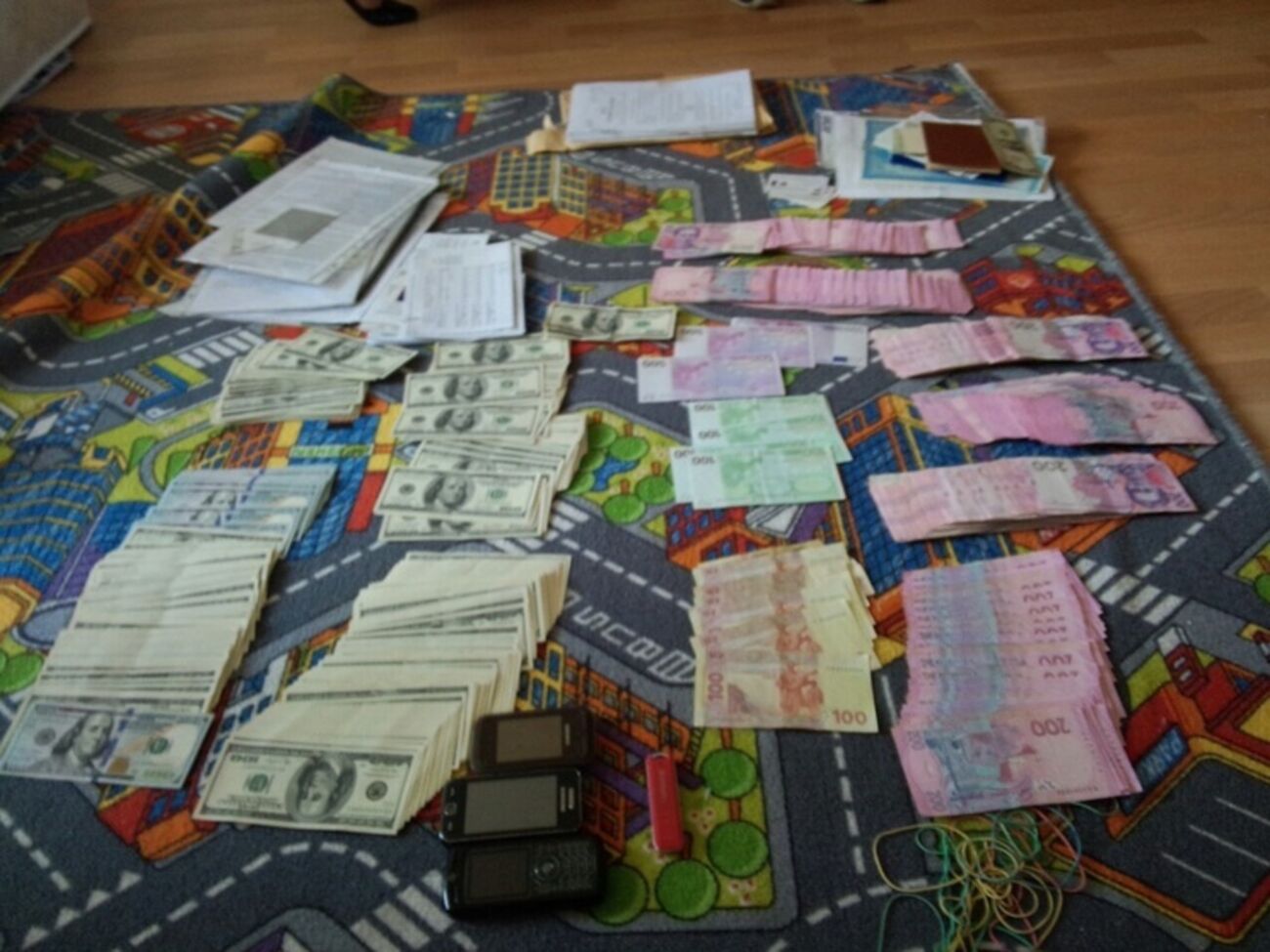 Изъятые во время обысков у сотрудников УЦОКО деньги