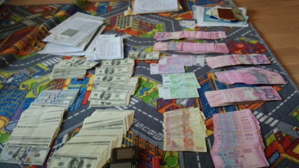 Изъятые во время обысков у сотрудников УЦОКО деньги